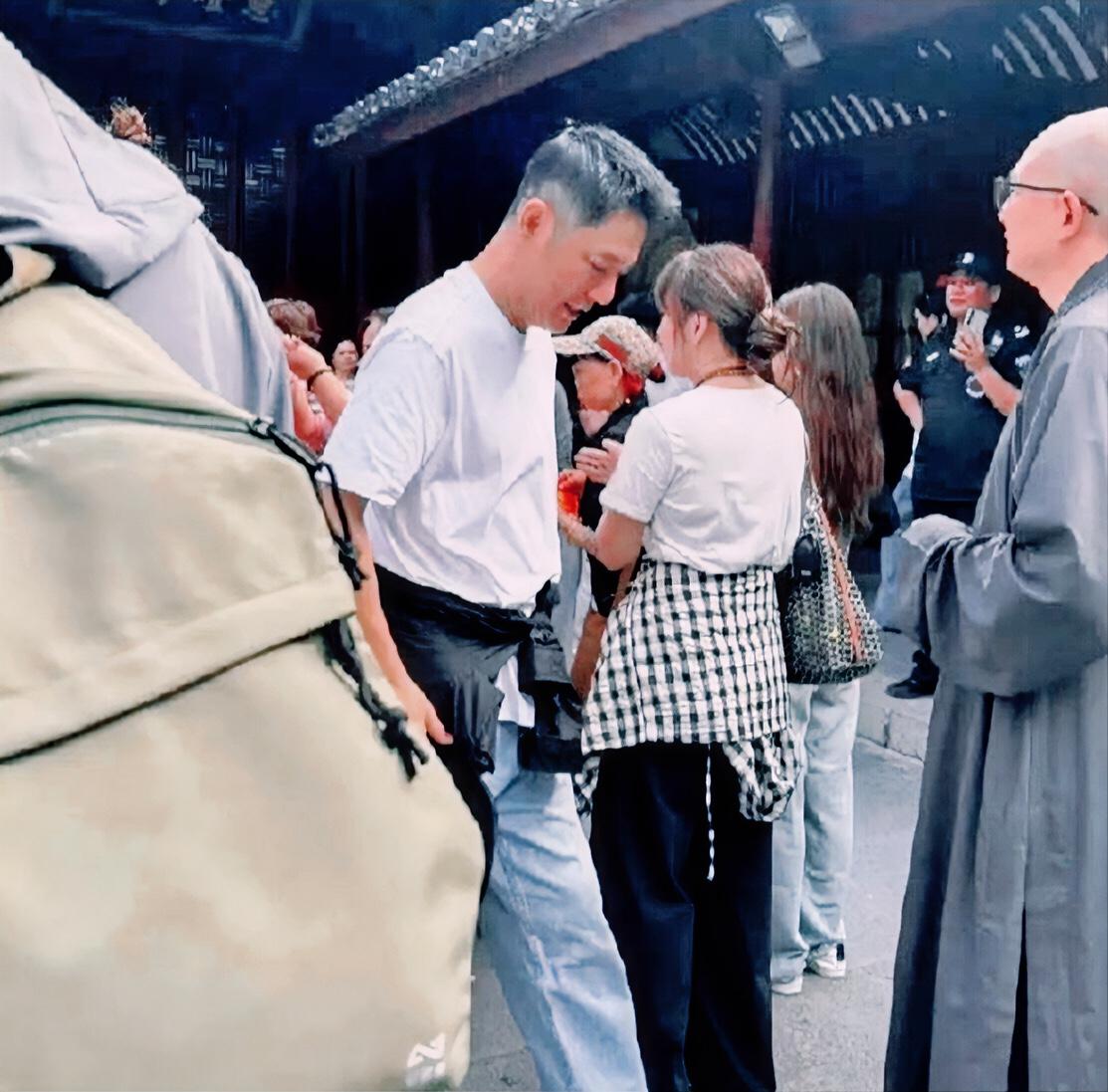 52岁的傅程鹏带妻子周丽淇在普陀山烧香祈福，他们夫妻俩背影看着都好年轻，不像50