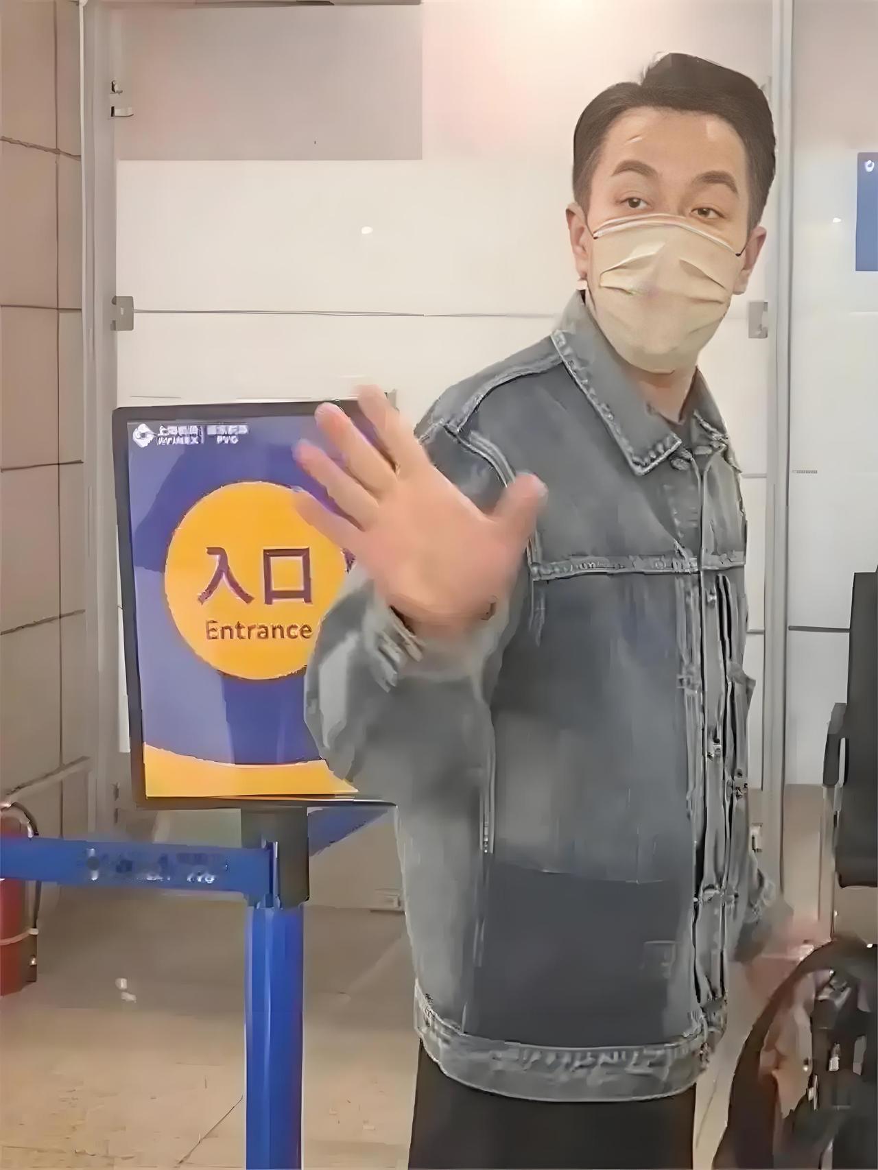 刚刷到一条消息，刘恺威疑似新恋情曝光，女方被扒是个圈外人，长相气质都挺普通的。