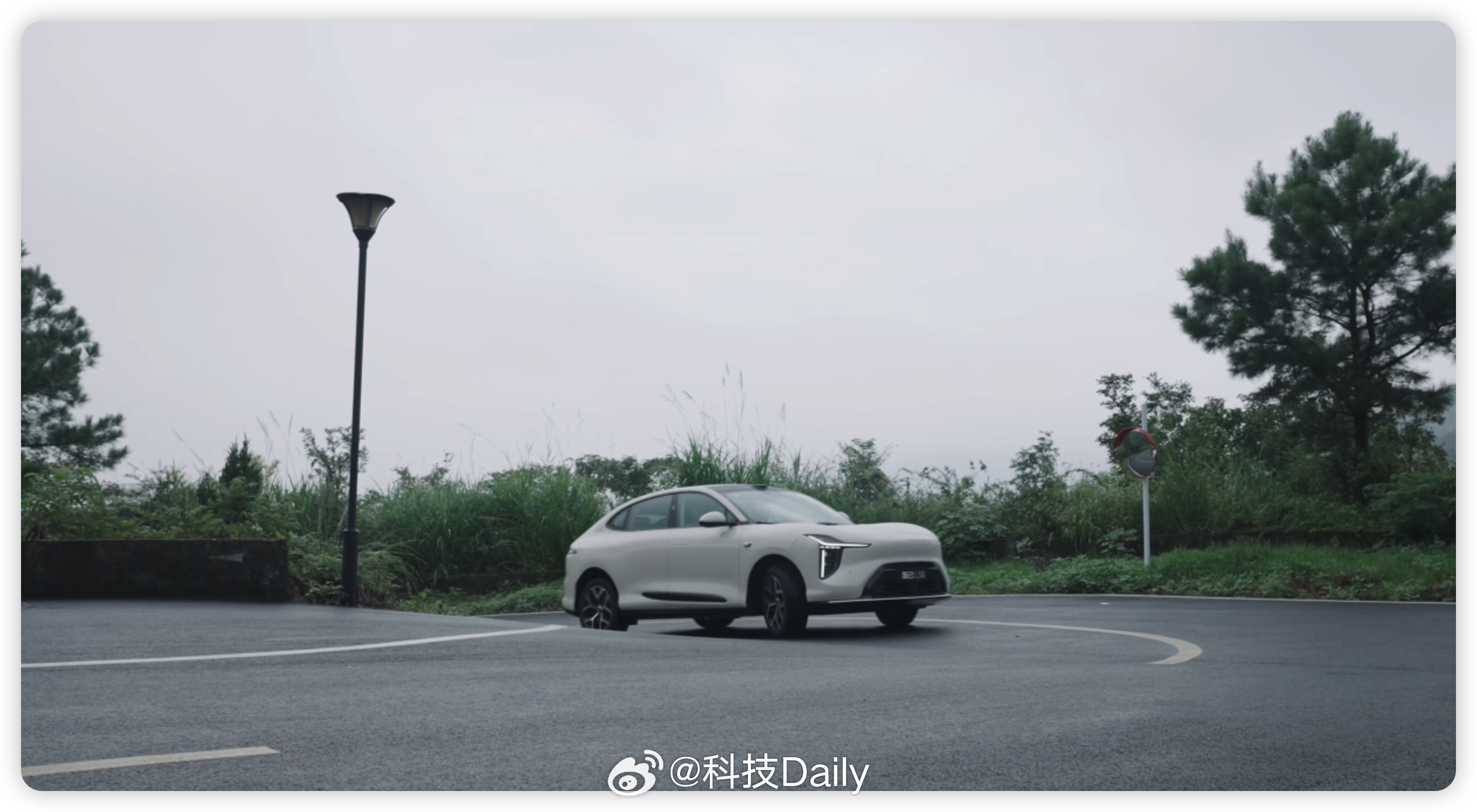 智己无方向盘车这你受得了吗 无方向盘的车？是跟风炒作还是真有实力？特斯拉Cybe