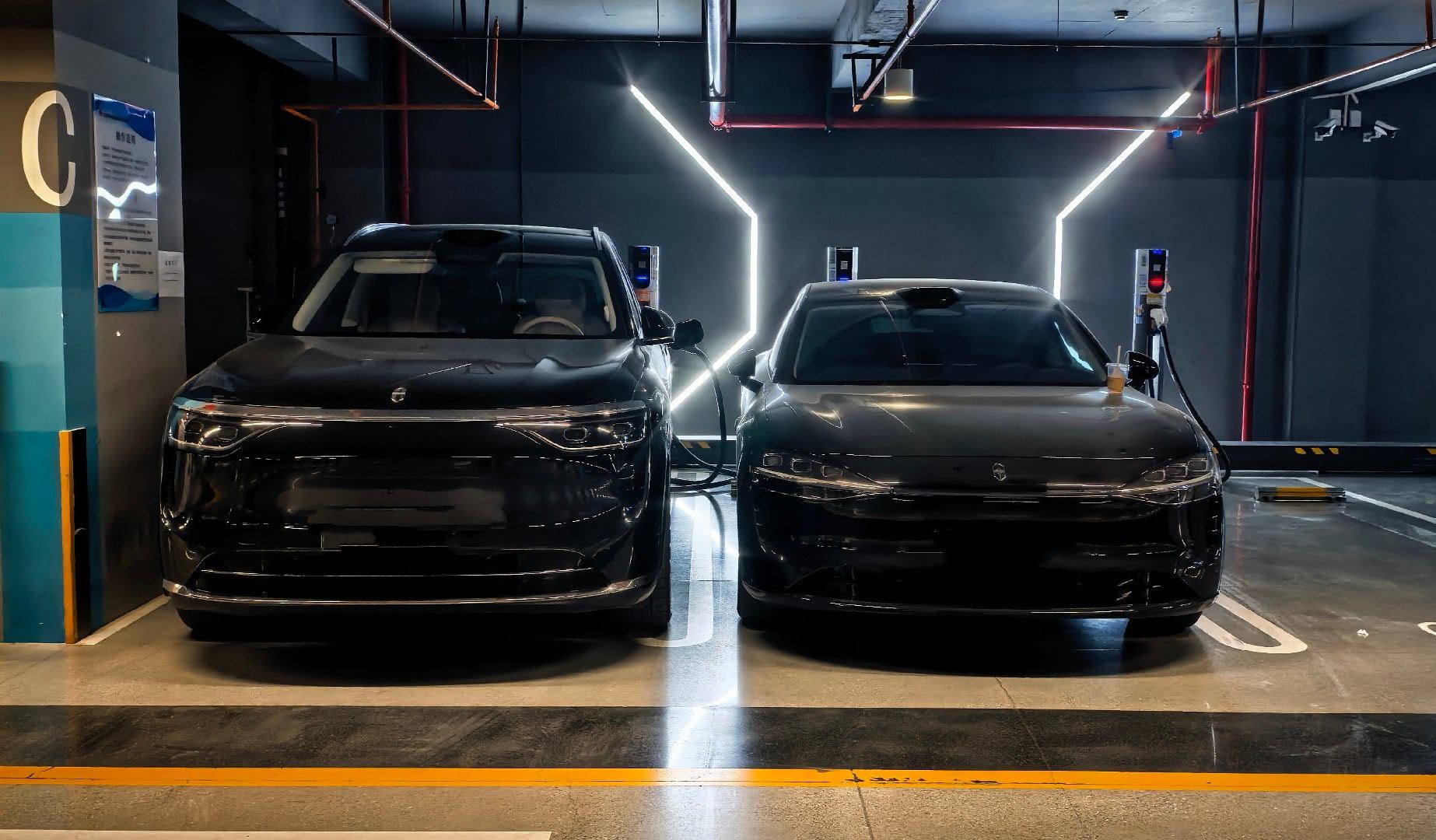 给我的享界S9T充电，发现一辆问界M8停了过来。车头这块，还是S9T更好看，M8