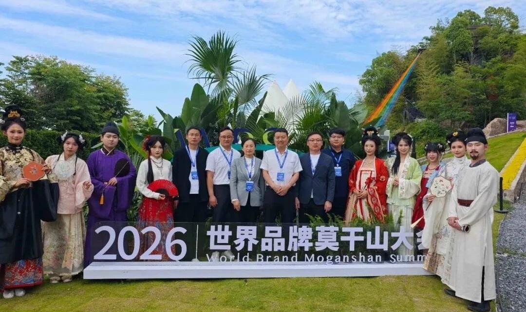 曹县汉服惊艳亮相2026世界品牌莫干山大会
5月9日，新华社2026世界品牌莫干