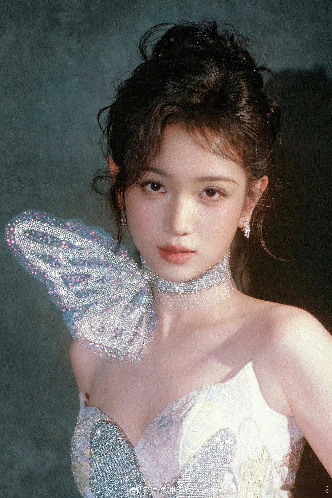 代露娃蝴蝶刺绣长裙 刚告别古堡女爵，又被代露娃美到！蝴蝶刺绣长裙精致闪耀，纹路细