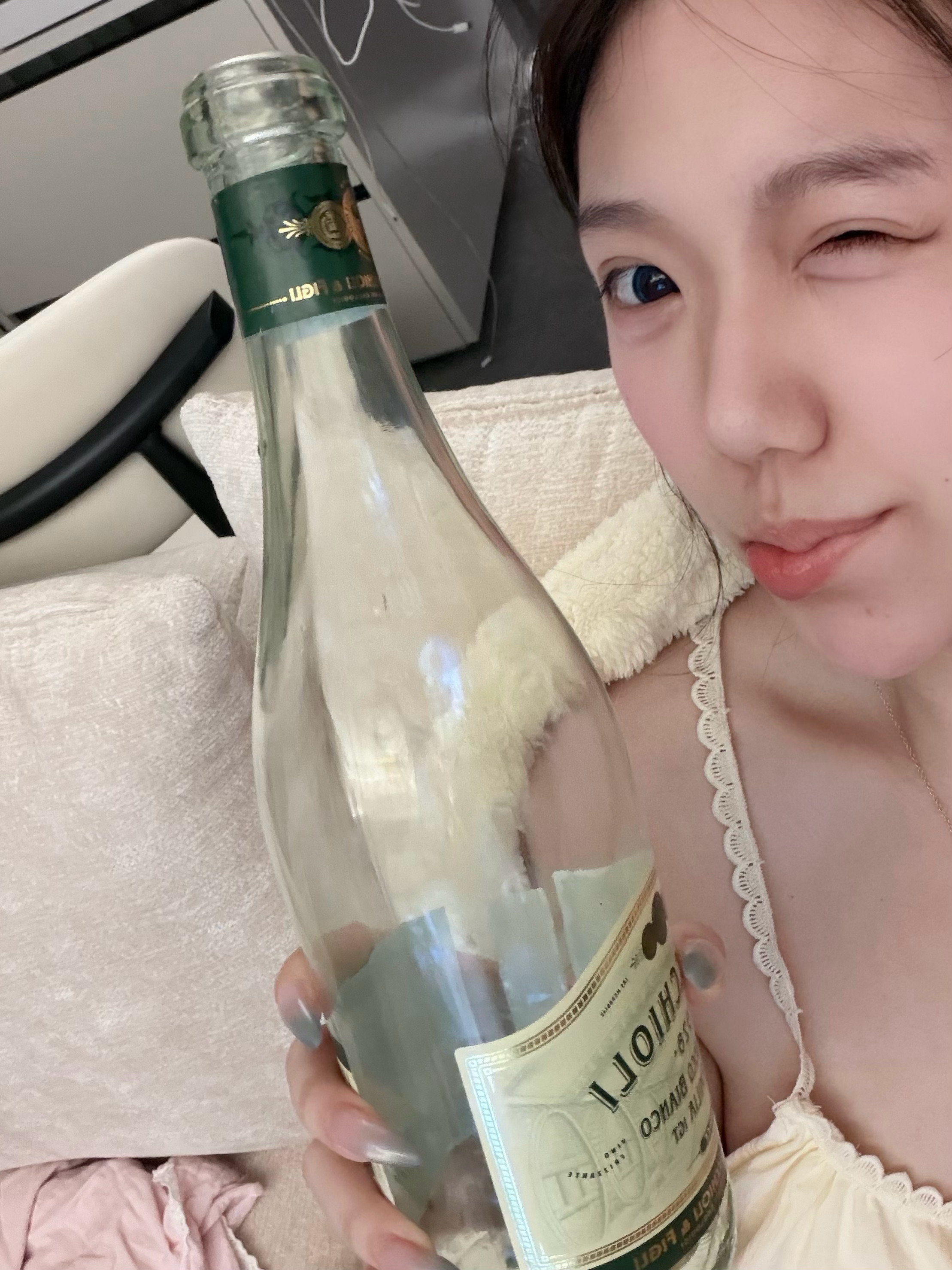 自己在家喝上了 这个白葡萄酒好酸 