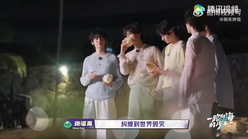 张极看到张泽禹mua的反应少年独有的浪漫藏在海螺寄语里，张泽禹认真诉说心意，许下