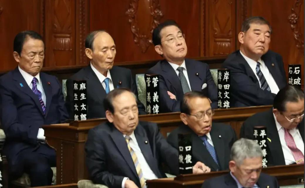 看看日本这些前首相，你大概就能理解，为什么他们这次非要推出一个女性首相来。你说就