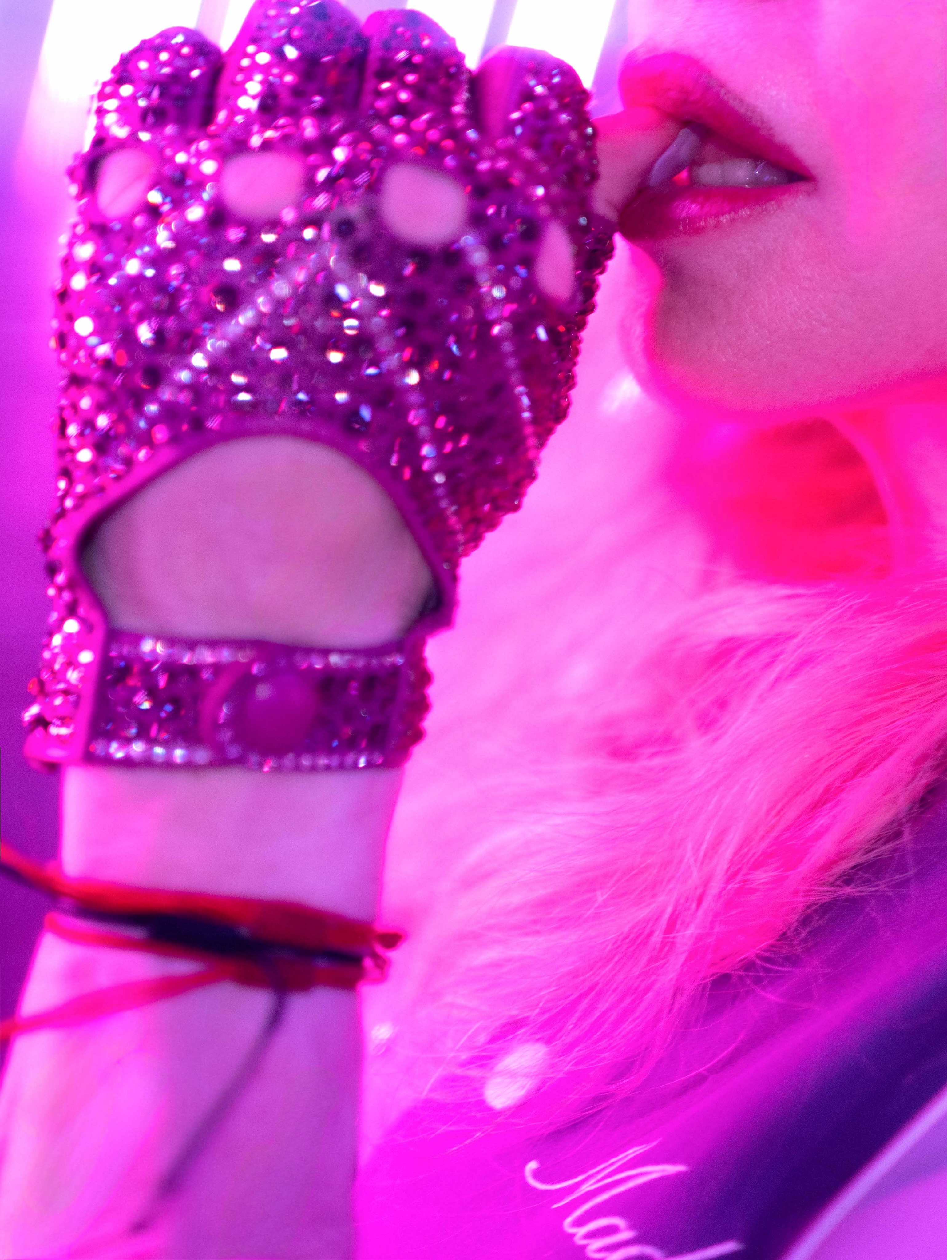 Madonna发布世界杯中场秀花絮写真：MUSIC makes the peop