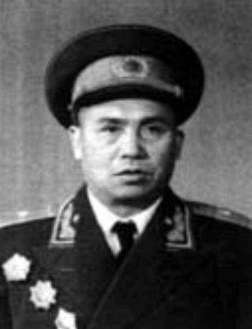 1947年，四野师长血染阵地，战友迎娶遗孀抚育一双儿女，新婚夜，战友提了一个要求