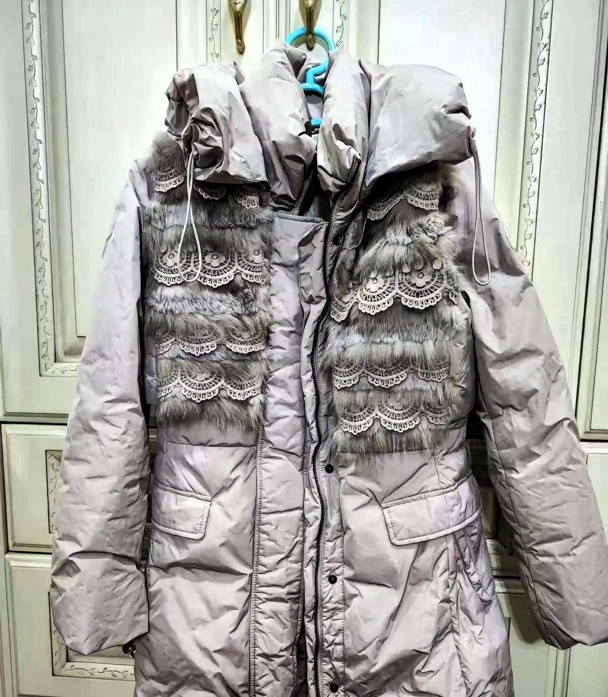 一姑娘把穿了十三年的羽绒服穿下楼倒垃圾，电梯里邻居瞄一眼甩句“太老气”，她回家就