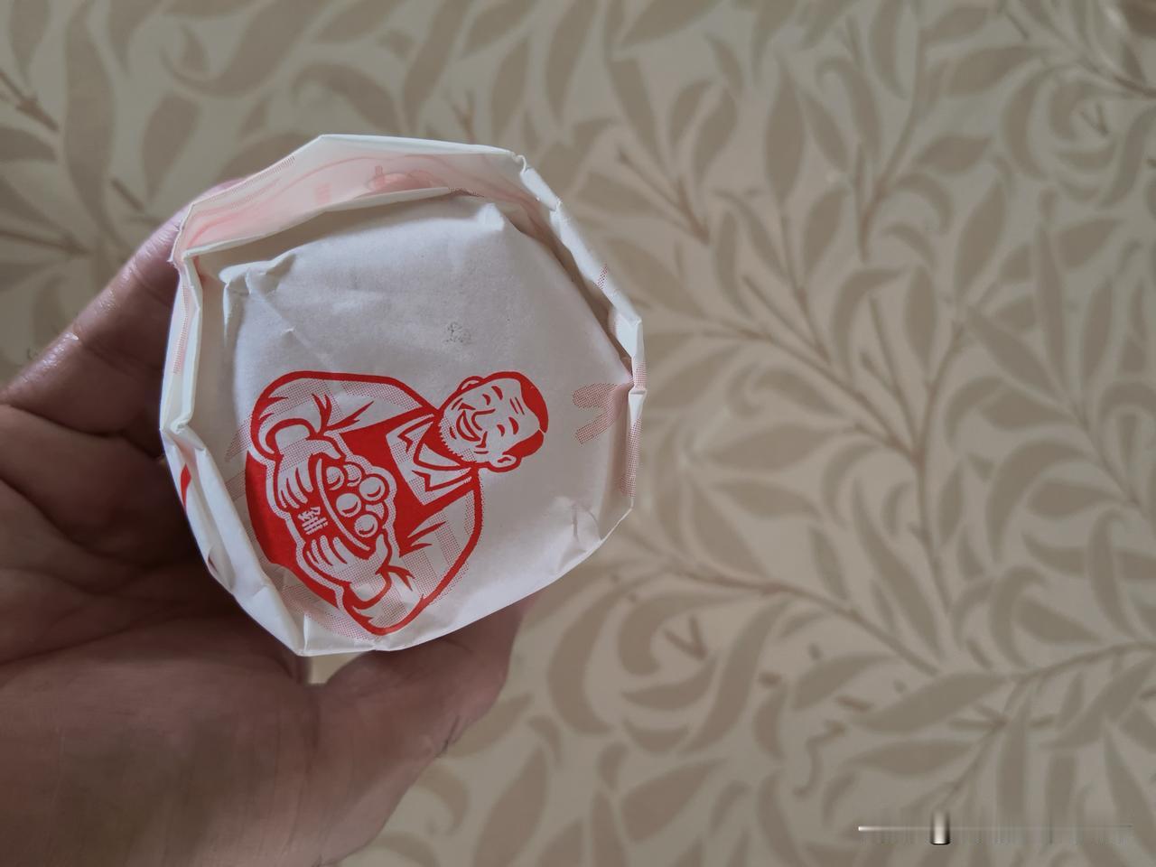 那时的元宵，一层层厚重的盔甲，裹着一颗单纯朴素的心。赴汤蹈火，起起伏伏，最后两口