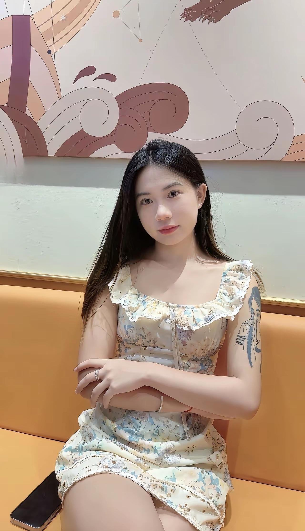 这姑娘坐在沙发上，手机放在旁边。
