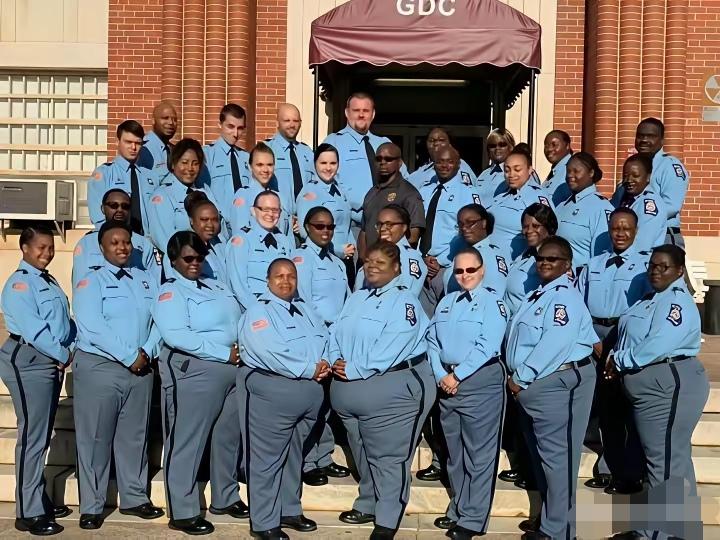 这身材确实无以伦比，12级台风也刮不走吧。
有个问题就是想知道，她们上厕所的时候