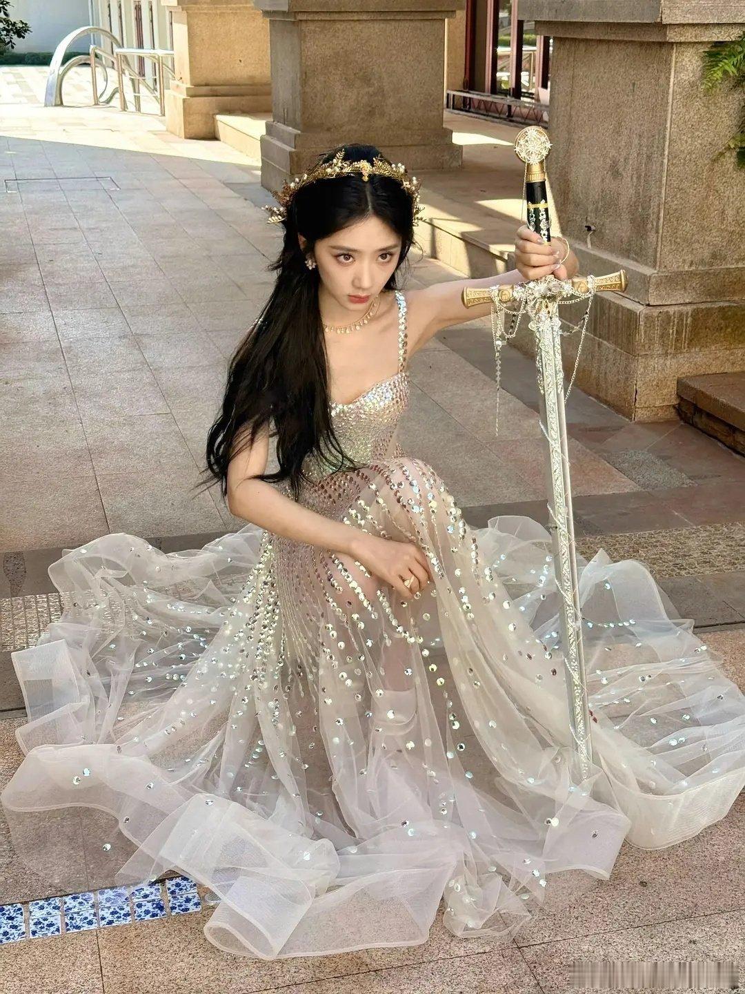 周也孔雪儿王影璐希腊神女，三个人都拿了剑！🗡️腾讯视频星光大赏红毯直播腾讯视频