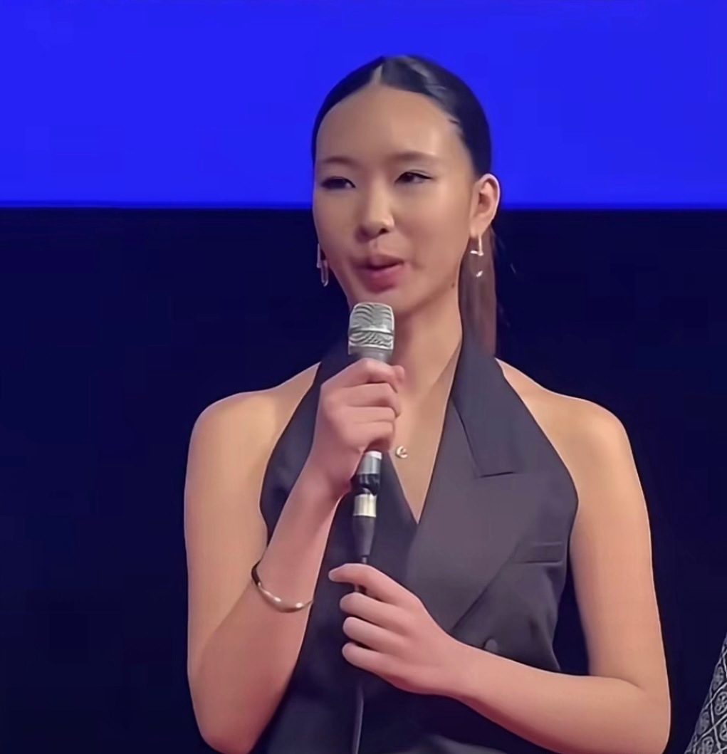 小s大女儿看着好成熟啊，她才20岁。 