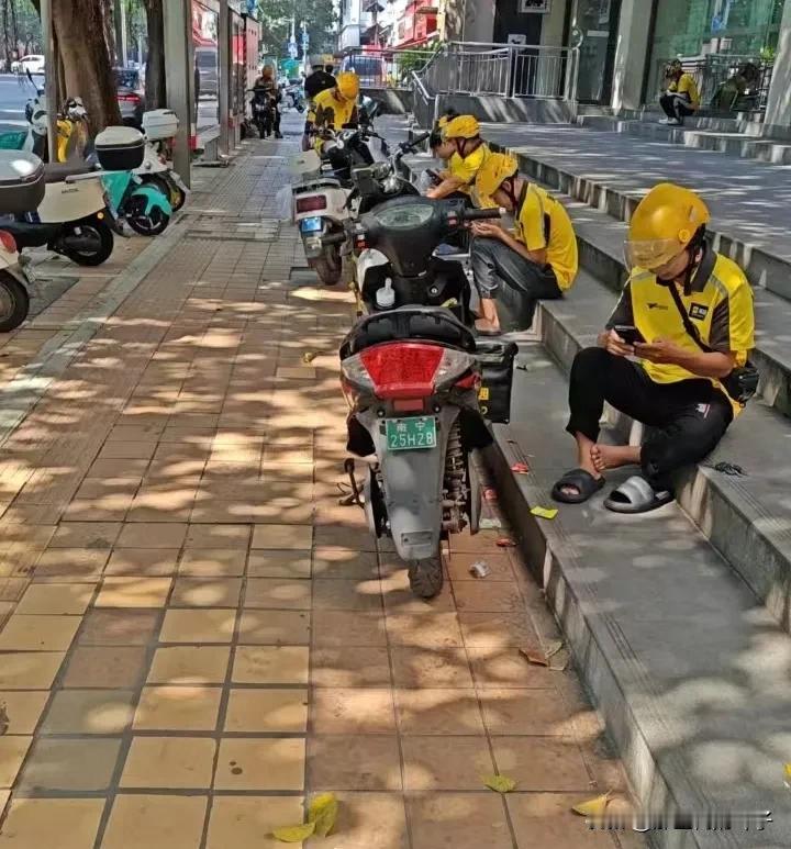 A股市场有多火？外卖员们跑外卖也不积极了，卖菜的阿姨们生意也不做了，大家都拿着手