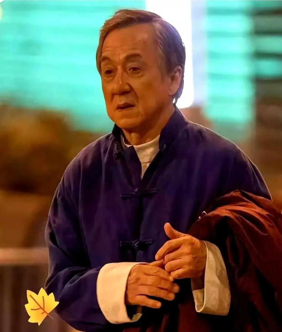 71岁的成龙，坐拥30亿身家，本应在繁华喧嚣中尽享奢华。然而他却选择住进一种没人