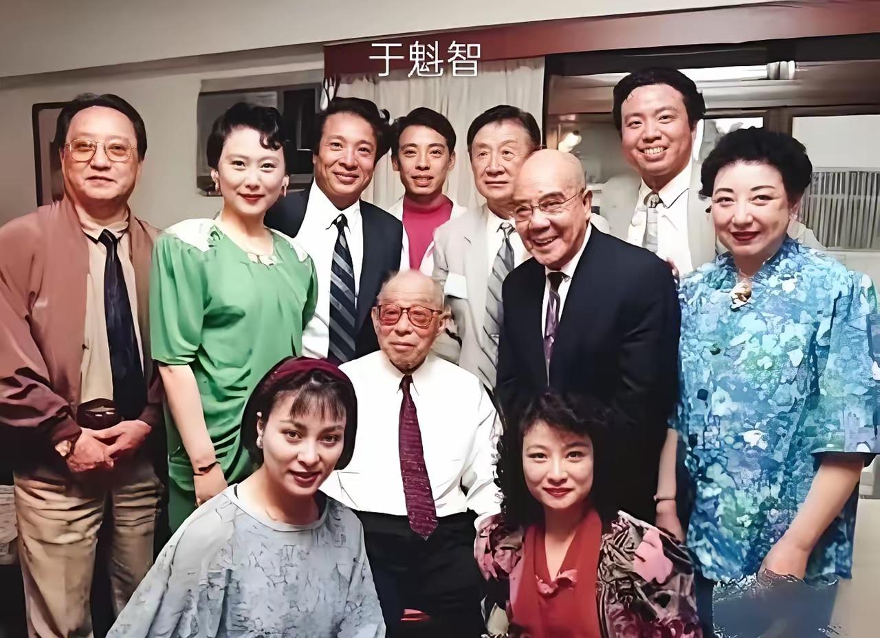 这张京剧名家的珍贵合照摄于93年

我只认出了花脸大师袁世海，著名旦角刘长瑜，一