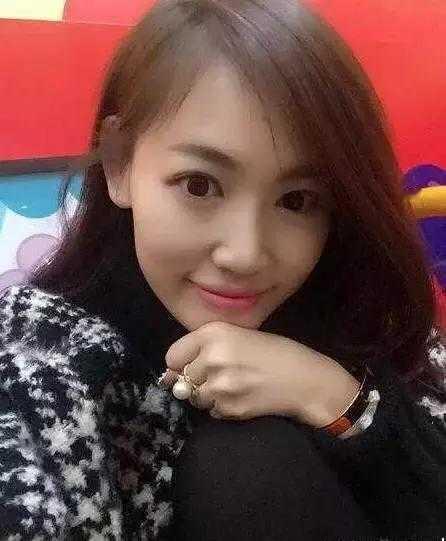 马蓉说，离婚10年，她知道错了。
因为钱包也越来越瘪了。
如果不是钱不够花，她会