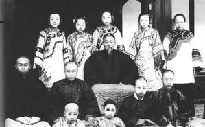 1953年，李鸿章的孙子李子嘉，身着破烂衣服，踉跄着走到一个湖边，纵身一跃跳了进
