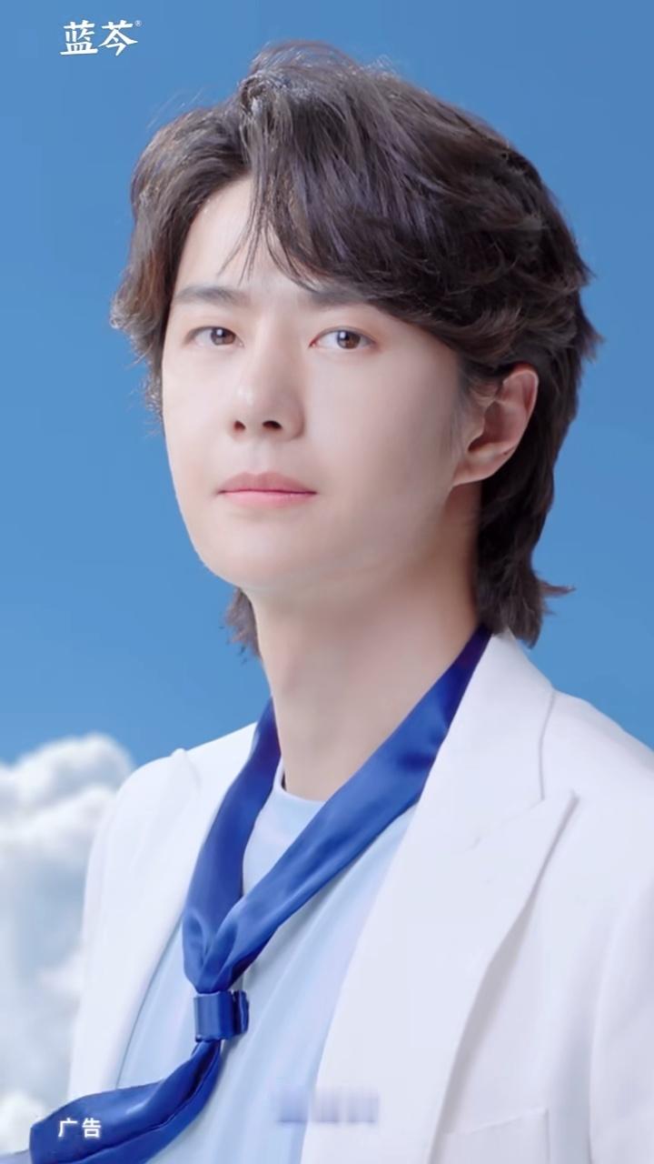 咋这么好看、清爽、嫩白啊！王一博你拍个宣发都介么迷人，不安排上是绝对不可能的为老