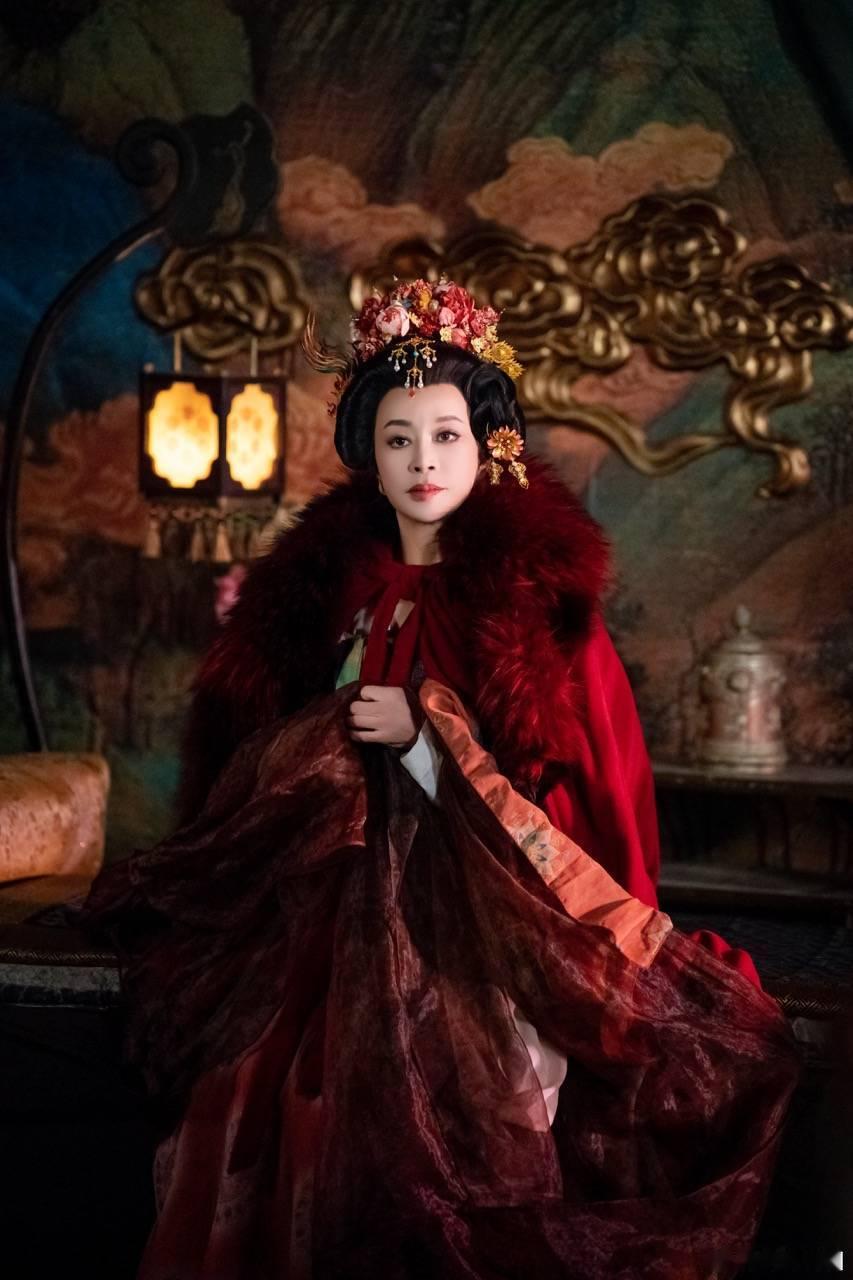 刘晓庆30年后再演武则天剧里刘晓庆从粉衣少女到玄黑龙袍，妆容递进太讲究，每个阶段
