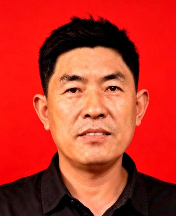 砍！”
渔民罗世明一声吼，手里刀光一闪，直接把十几万的渔网从船头斩断！船上人全傻