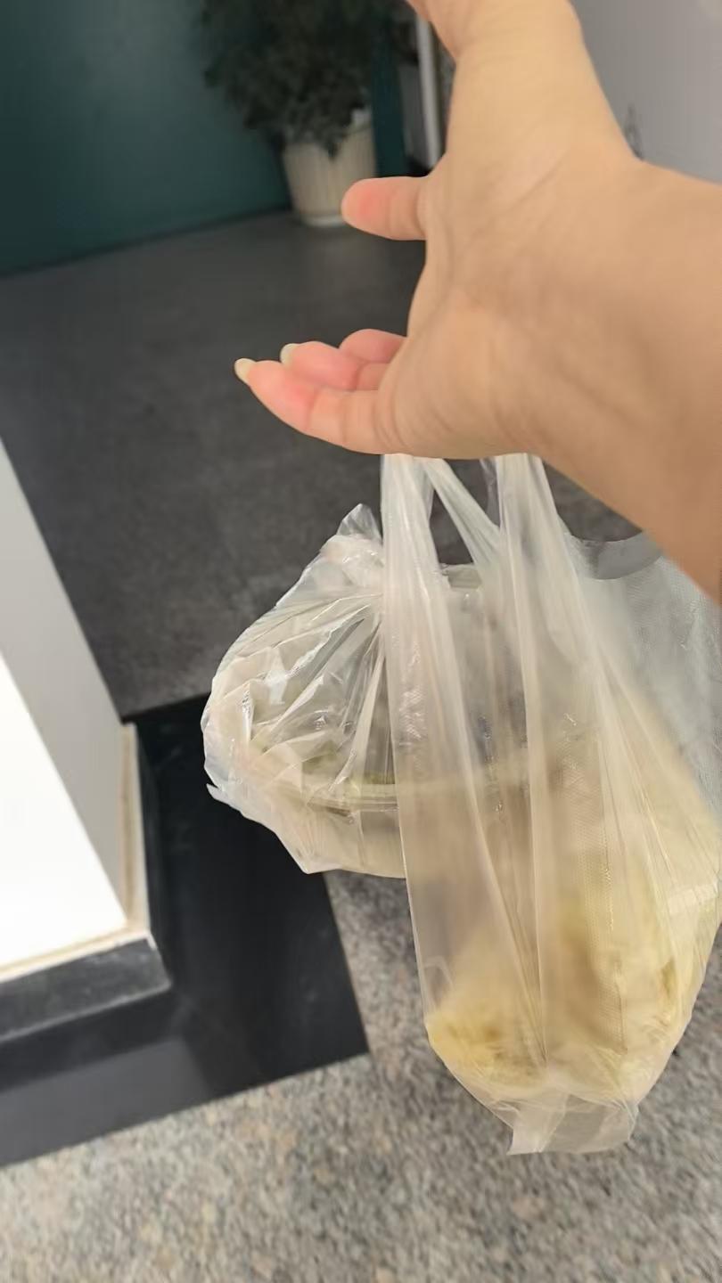 春日生活打卡季来自姐姐的爱心投喂，都是我的最爱！社区养老厨房，这一套（酸菜拌汤＋