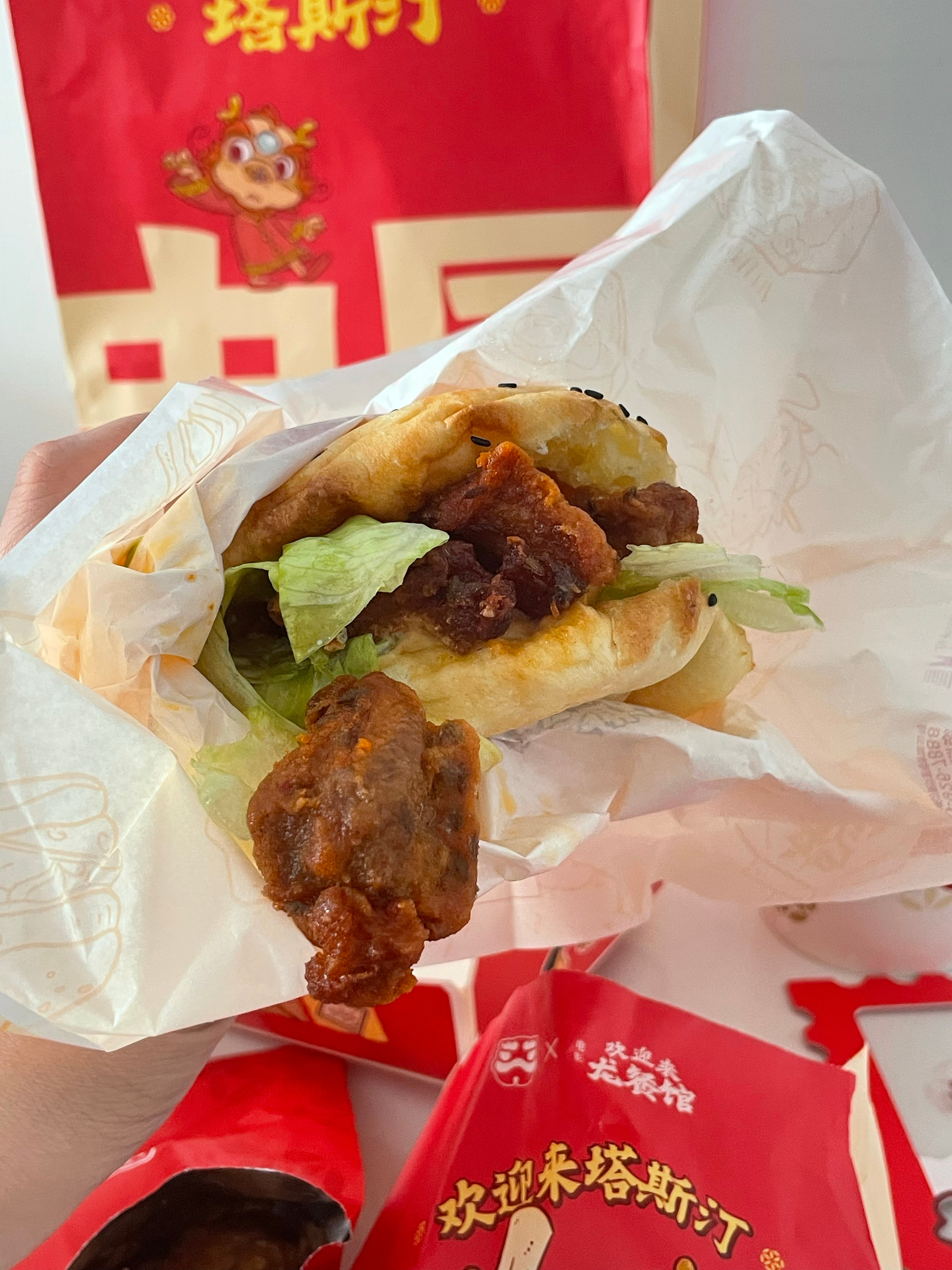 塔斯汀龙餐馆联名   看龙餐馆吃徐福牛堡看完电影龙餐馆，再来一餐塔斯汀真的美味又