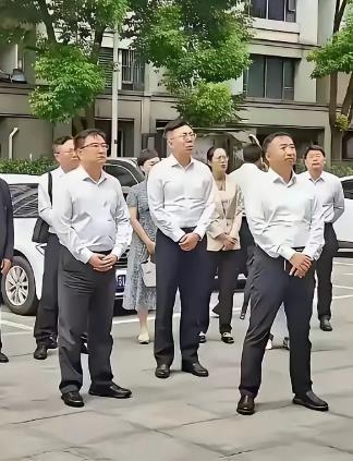 这就是传说中的统一站姿？