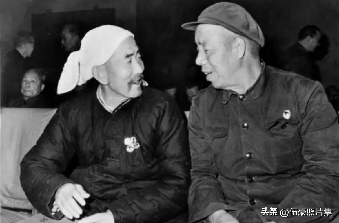 1978年，全国科学大会上黑龙江的小组讨论会，种棉专家吴吉昌和大寨大队贾承让交谈