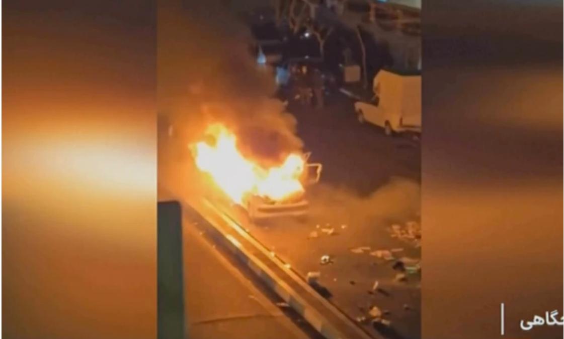 伊朗国家电视台播出了德黑兰街头疑似火灾的画面，当地抗议者呼喊并在街头游行，直至周