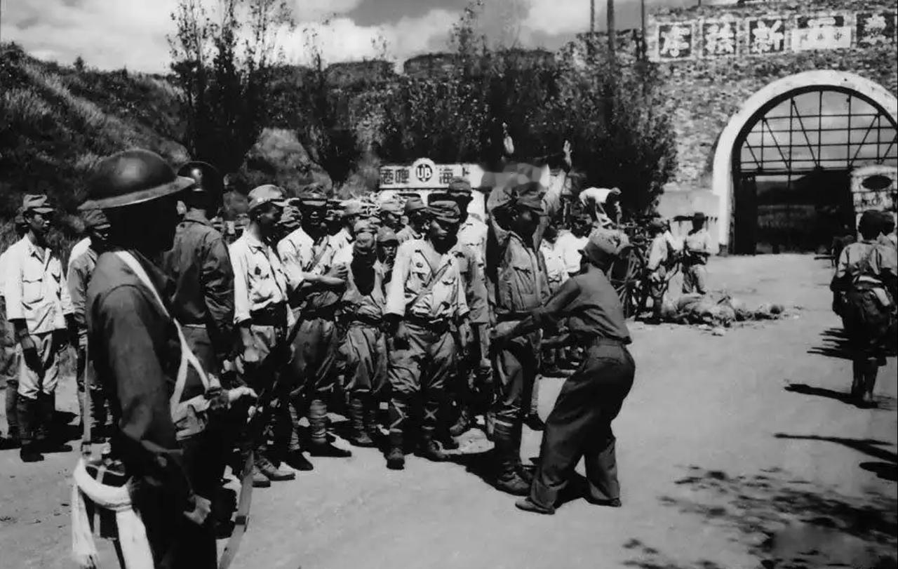 这是1945年抗战胜利后，中国军队检查投降侵华日军的珍贵历史照片。中国士兵对列队