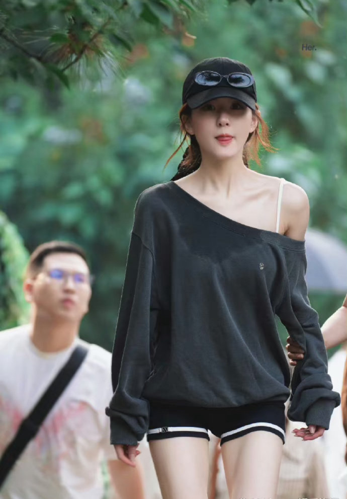 赵露思穿衣服咋胸前还湿了一片呢？ ​​​