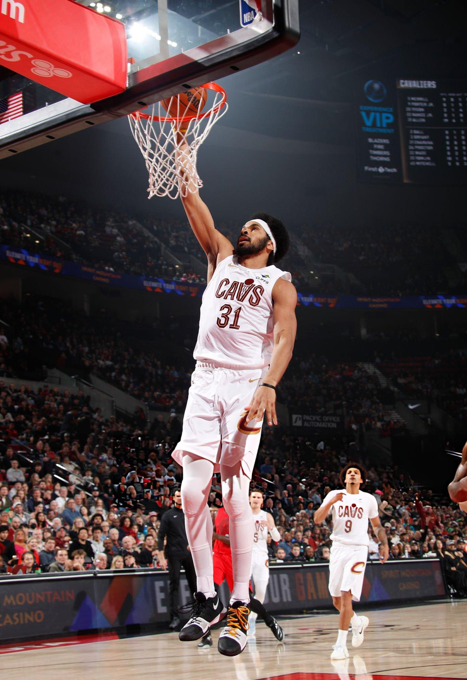 Jarrett Allen 今天上脚了一双品相较新的 Nike Kyrie 3！