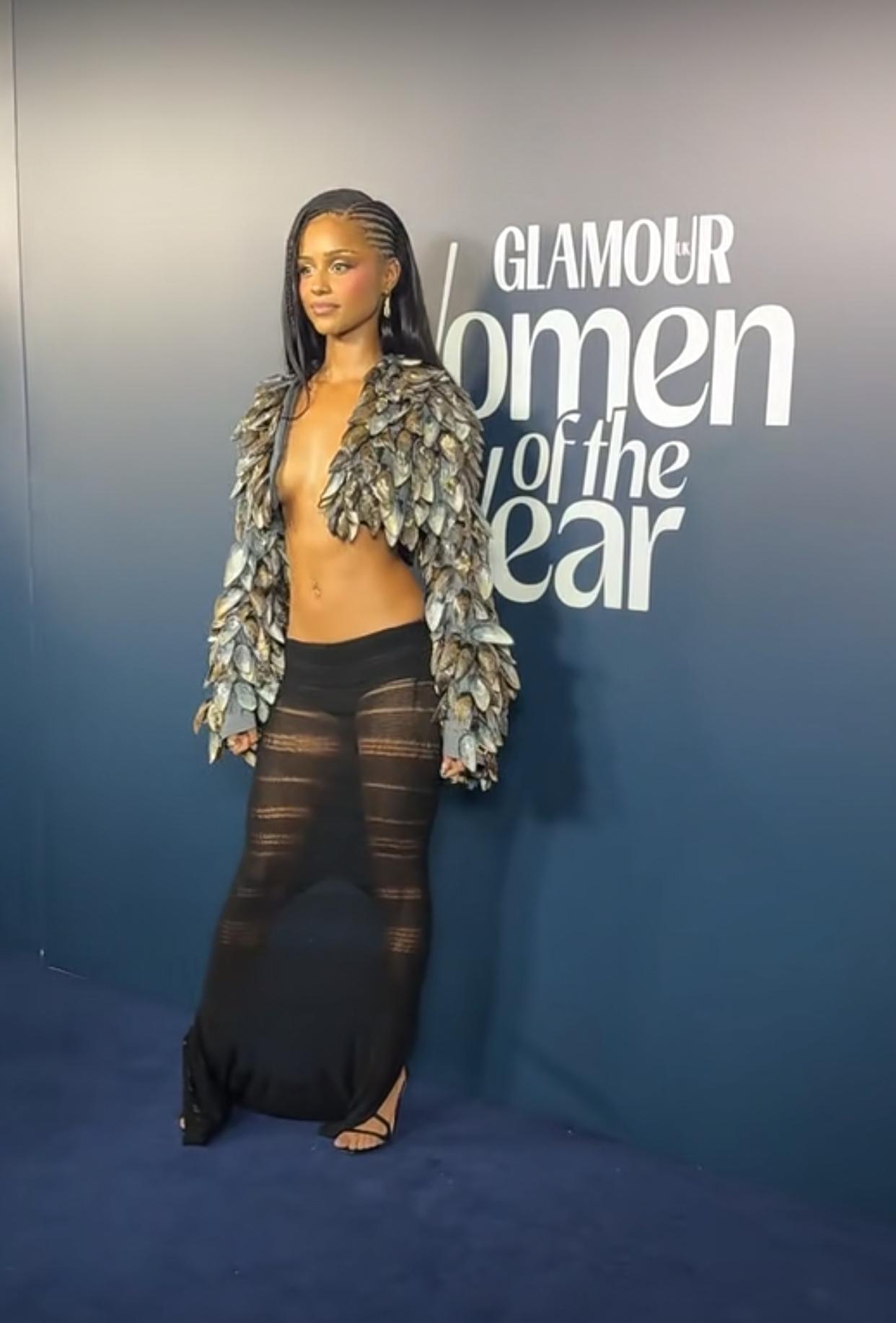 看吧！要不说外国女明星大胆呢

看看都穿的啥，走红毯恨不得不穿

要不是怕造成轰