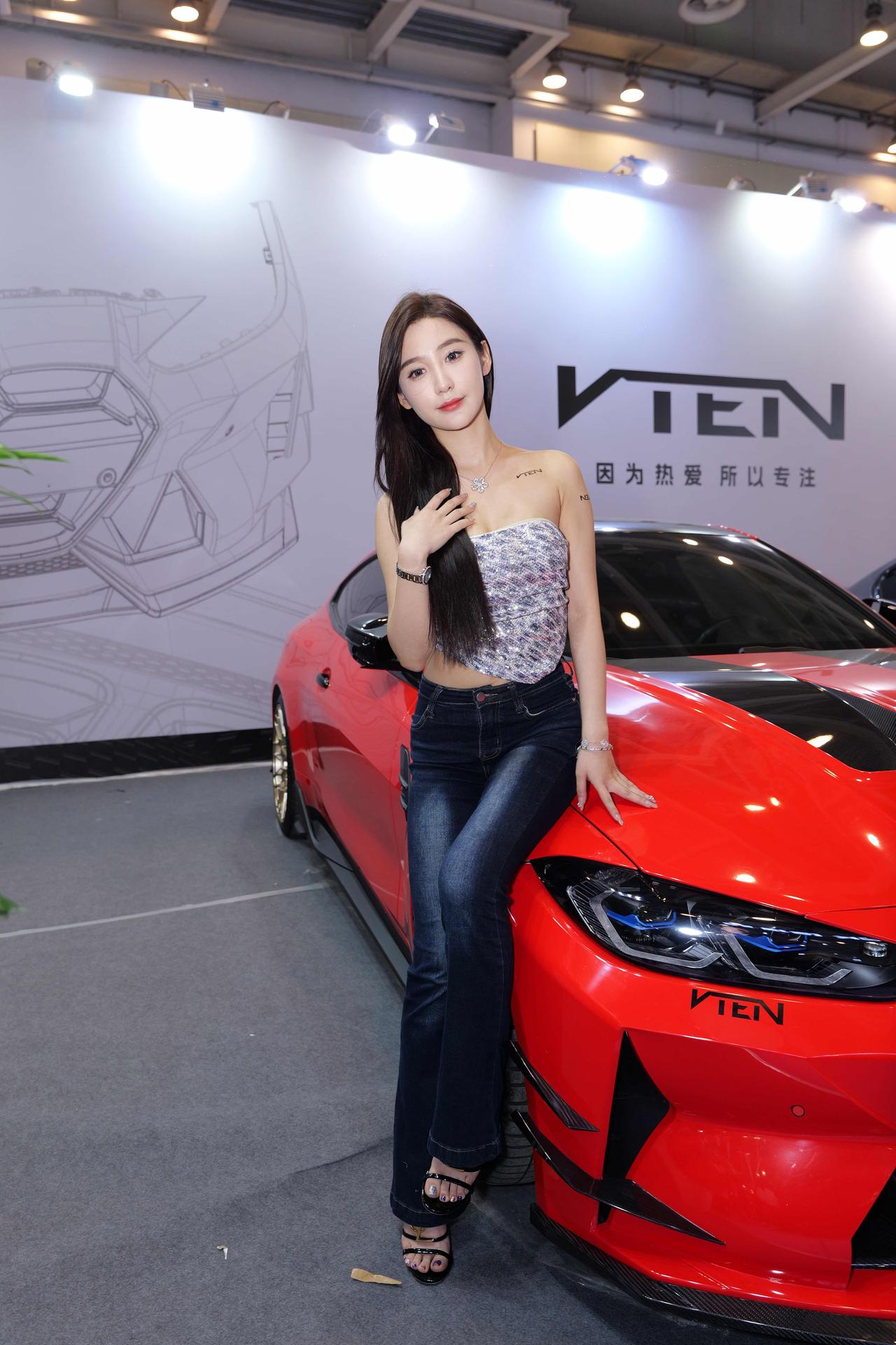 李书欣是一位来自青岛的中国知名车模和网络红人，出生于1993年。她因在车展上的出