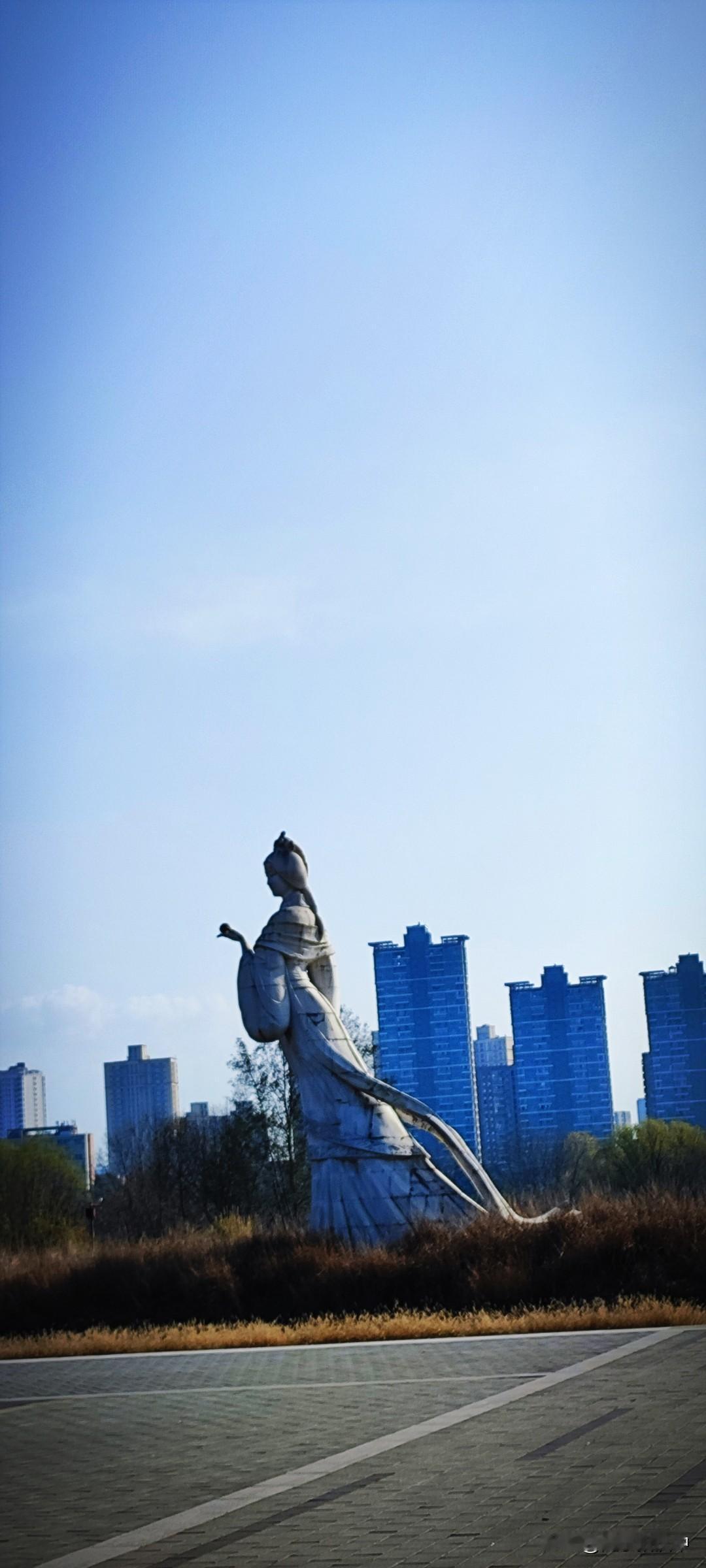 晒图笔记大赛这是汉水女神雕像，打底的是对岸的高楼。缓缓的汉江过滤了很多，比如：大