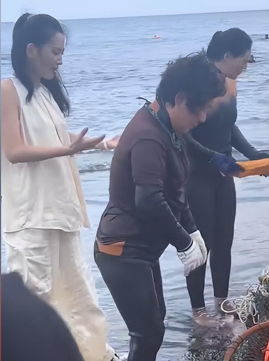 看森林北的状态，就知道汪峰是个很好的恋爱对象！
森林北和汪峰在韩国济州岛玩，30