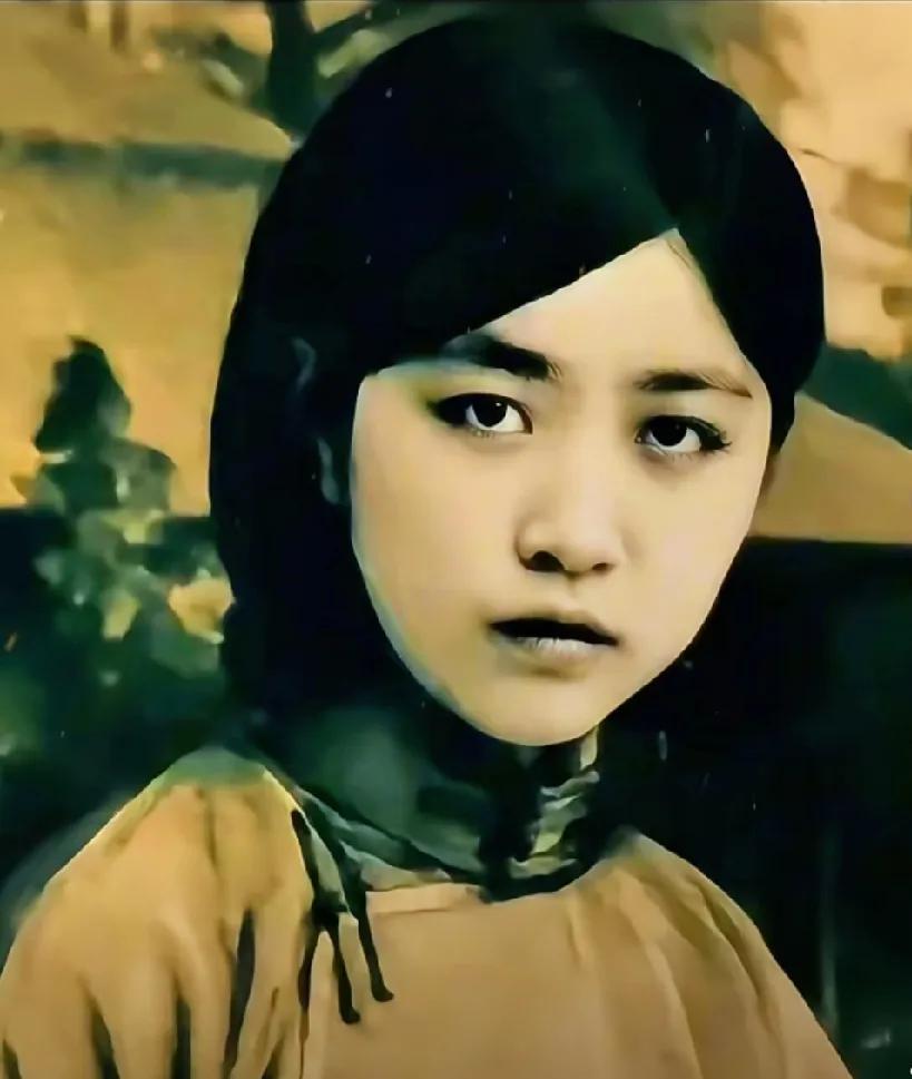 1937年，上海滩著名刀马旦演员程雪娇率众师兄弟炸日军炮军阵地，她一杆红缨枪挑翻