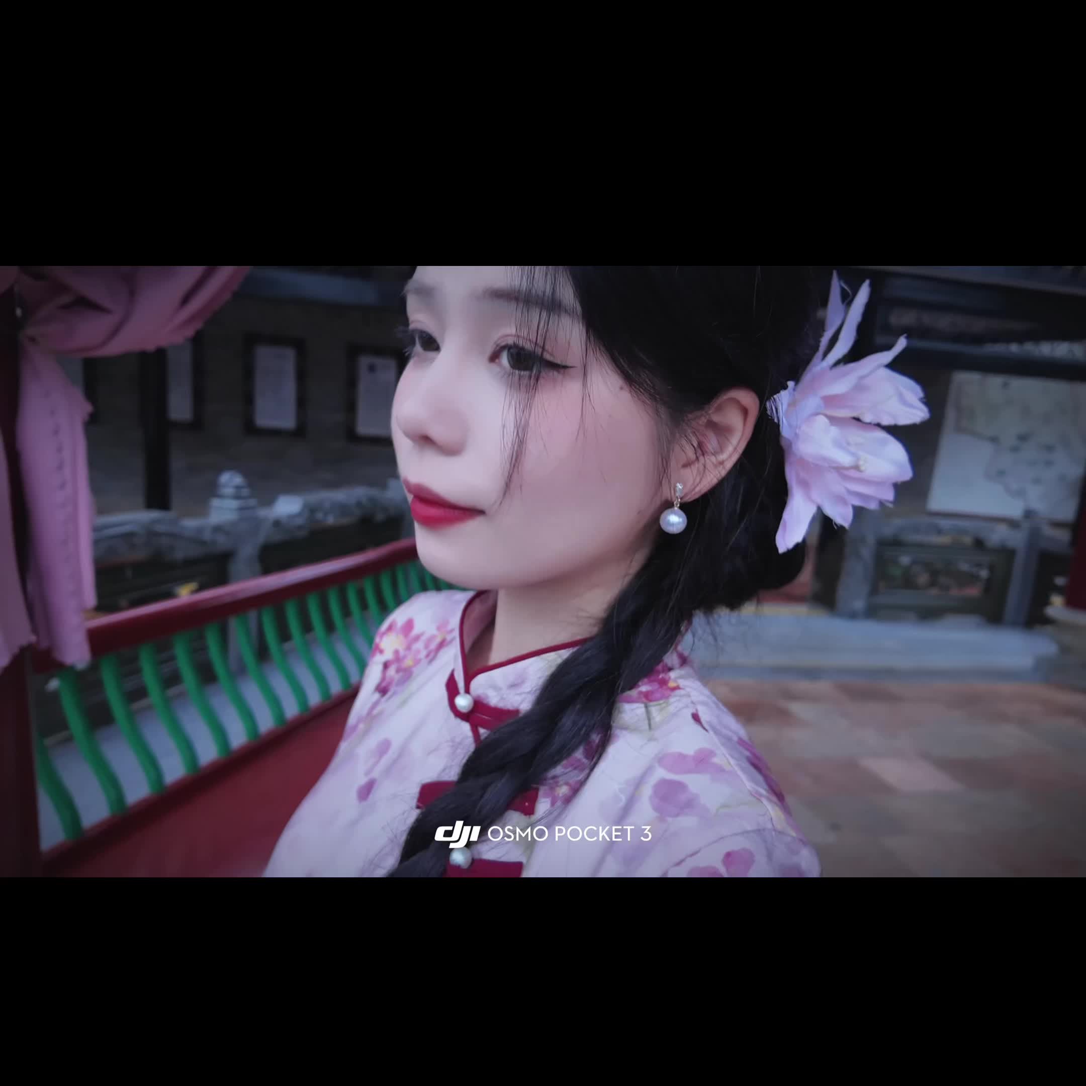 “濯濯雨中荷，粼粼花底波”