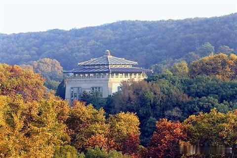 当年考大学先报志愿，我想报武汉大学，我堂兄比我早一年考上了武汉大学！
可我堂兄死