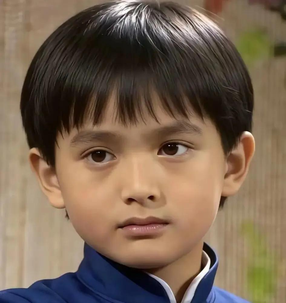 我敢打赌！能一眼就看出来这个小孩是谁的，绝对是忠实老粉丝。[赞]