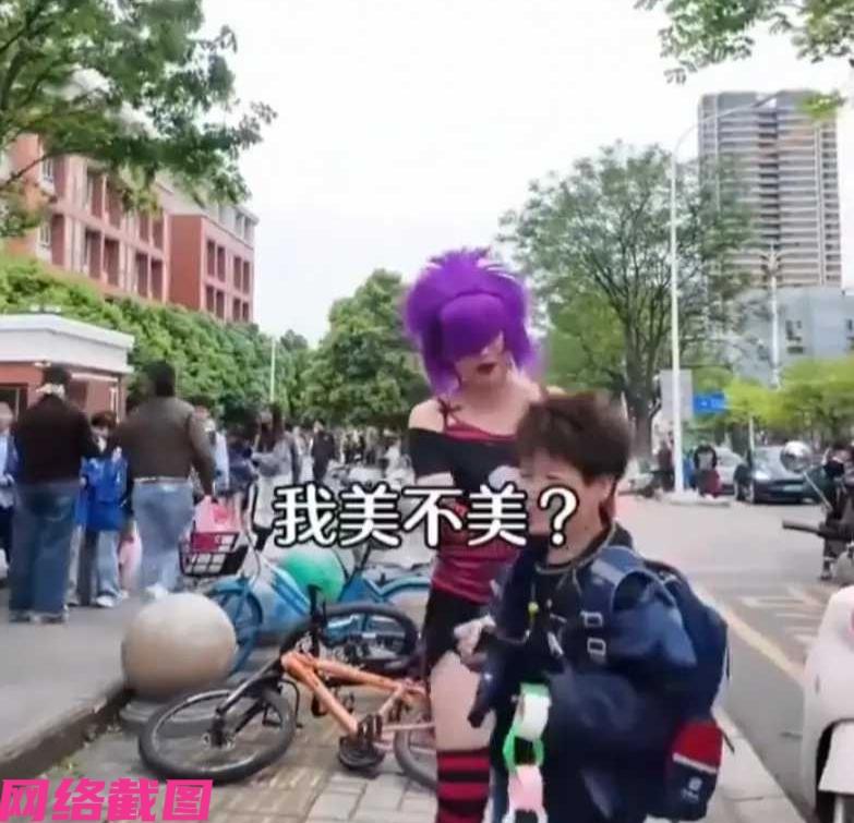 某位妈妈看到上小学的儿子，不知怎么合适上了非主流的装扮，妈妈没有刻意阻止孩子的喜