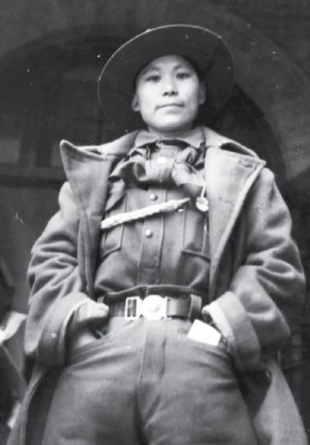 1937年10月淞沪会战尾声，谢晋元率部死守四行仓库掩护主力撤退，孤军急需国旗振