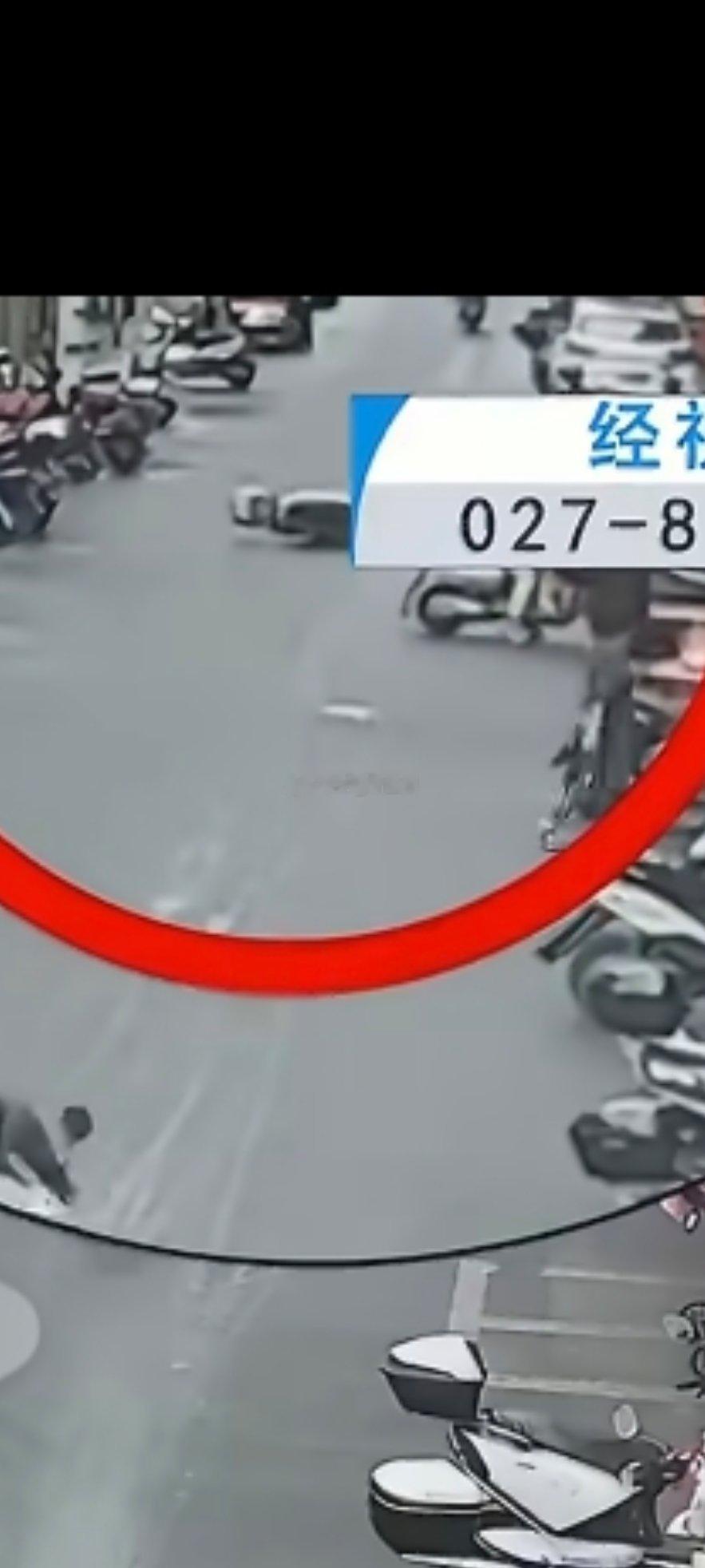 看了好几遍，这窜出来的速度已经不是鬼探头了，这小孩跑的是真快啊，得亏是个两轮车，