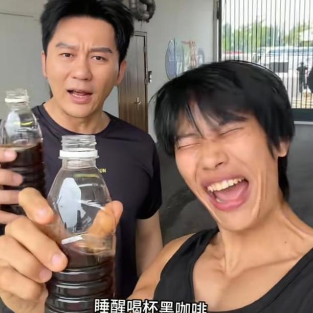 正能量！靠8年极致自律逆天改命！苦命农村少年蜕变成千万粉丝励志网红
 
黄华，也