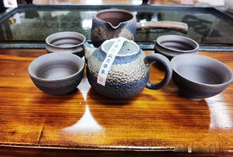 今儿参加了个真心话茶局，这天气热得像蒸笼。在山东这地界，外头那些户外工作人员可太