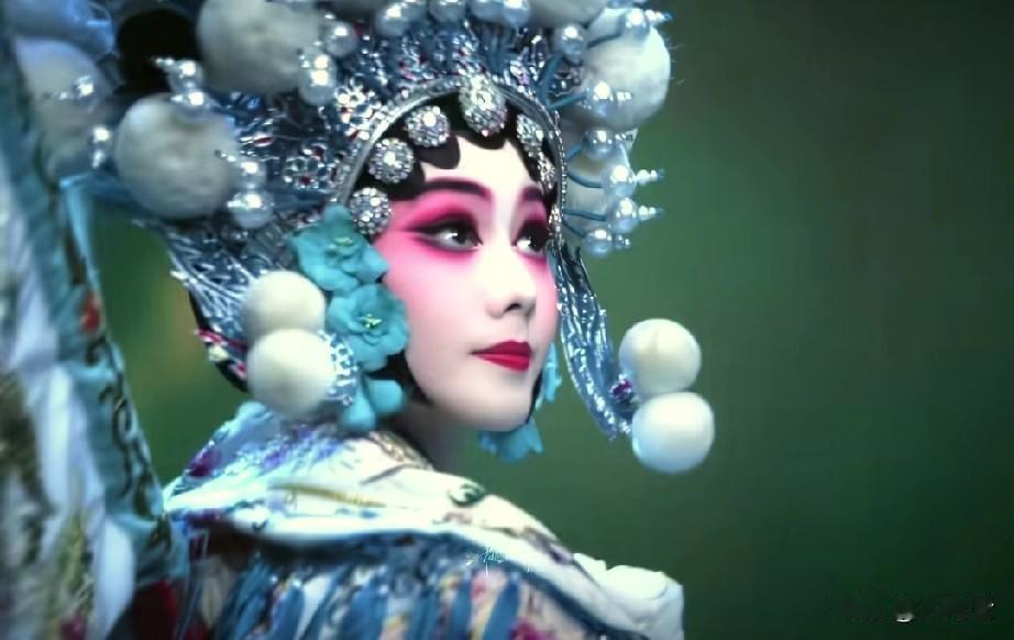 《主角》中的刘浩存让人刮目相看，提前进组进行训练，一招一式都凝结着泪水和汗水。现