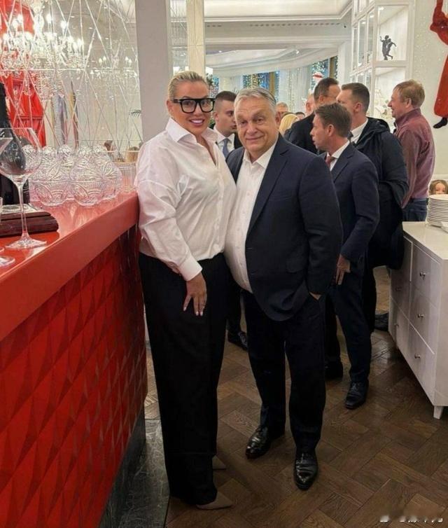 克里姆林宫会面后，欧尔班喝了俄罗斯伏特加，吃了培根。匈牙利总理在与俄罗斯总统会面