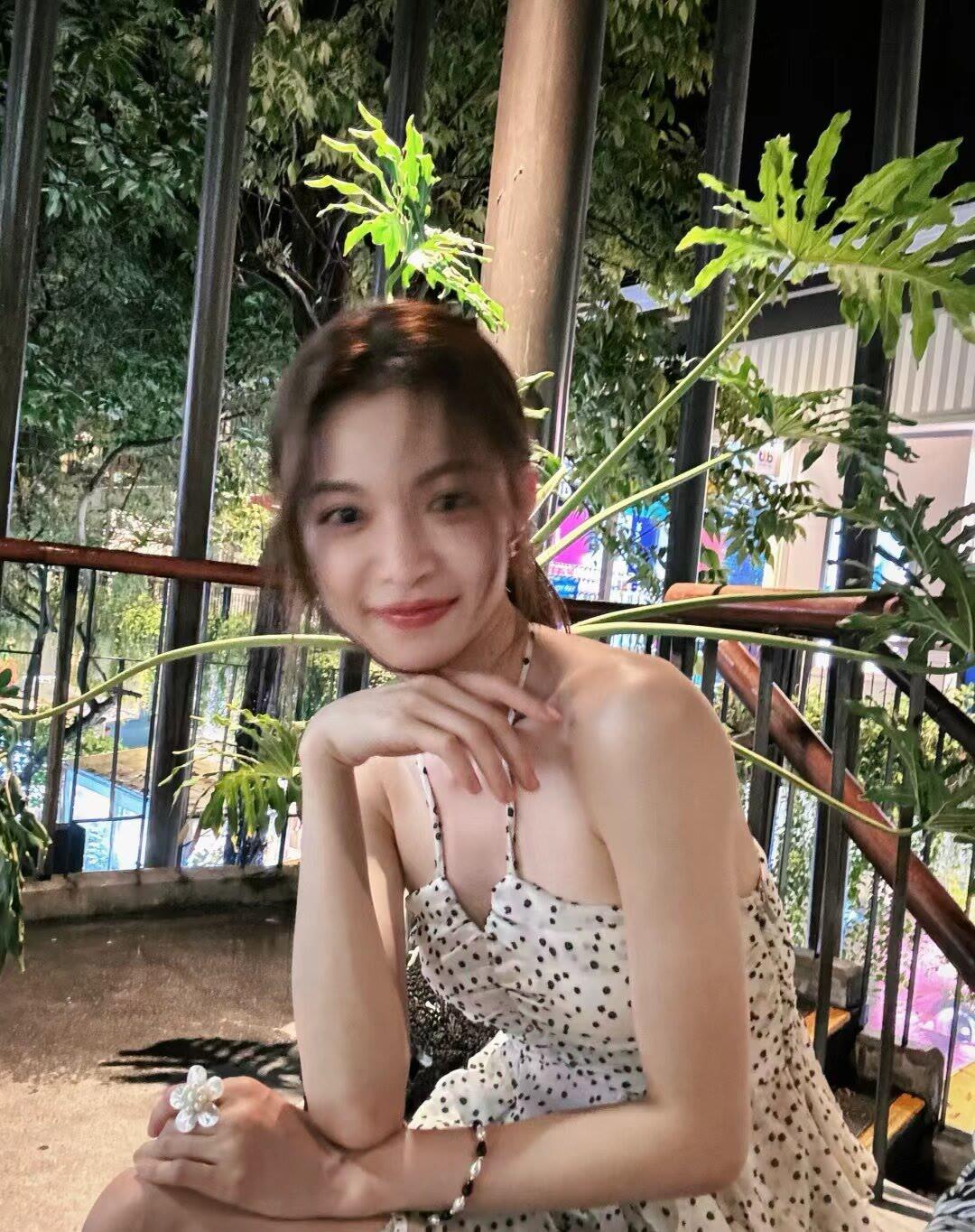 钟楚曦在自己美丽的脸上鼓捣什么呢 谁还没看钟楚曦的春日妆容vlog！从底妆到细节