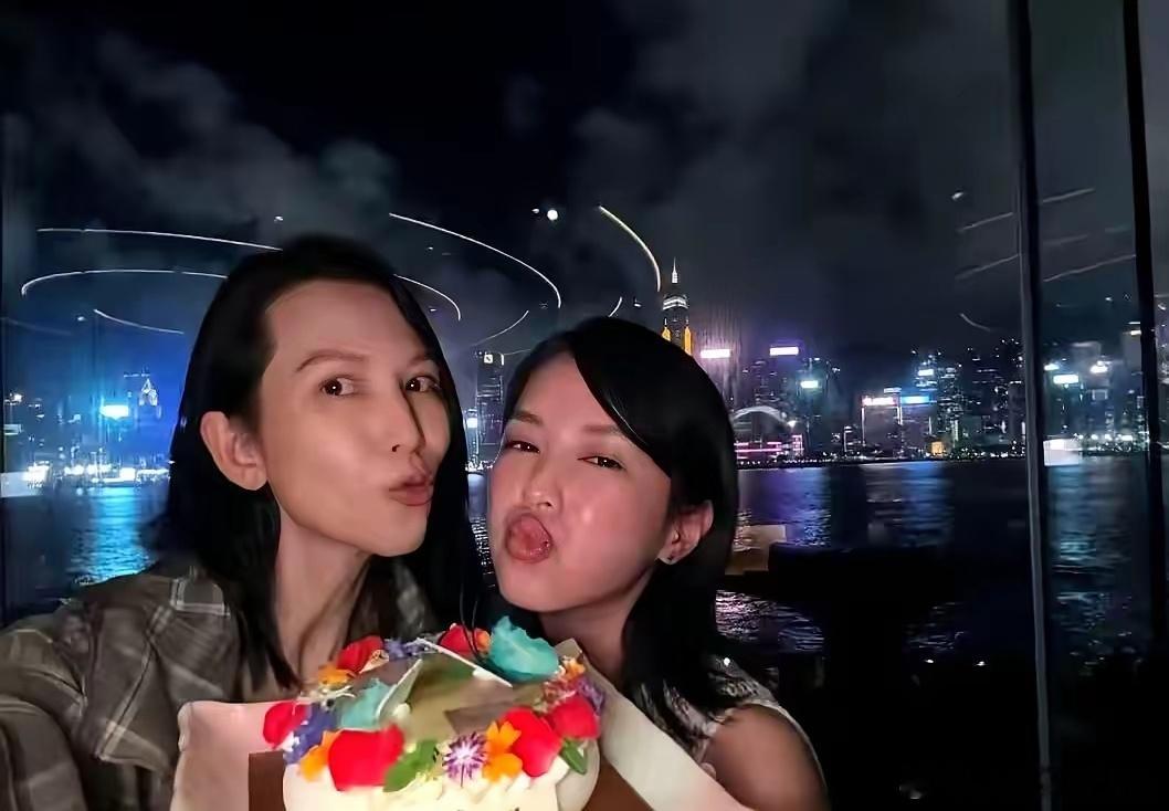 都说蔡少芬女儿漂亮，我寻思这届网友怕是没见过她妈年轻时啥样。翻出老照片一看，那才